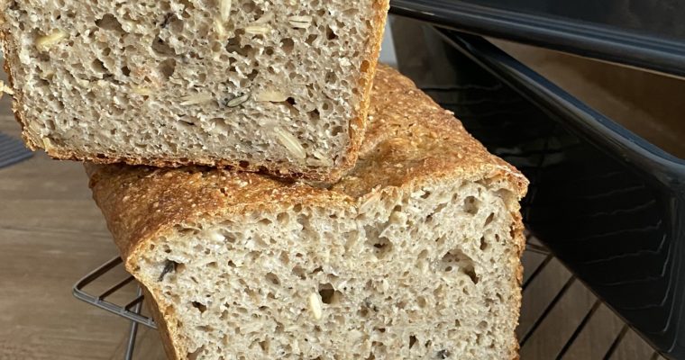Chleb na zakwasie pszenno-żytni z ziarnami