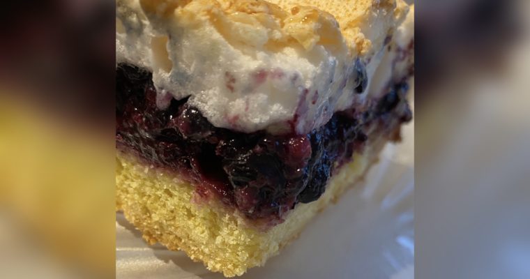Kruche ciasto z jagodami i bezą „Pleśniak” – przepis